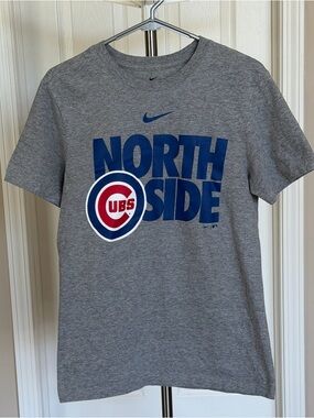 Nike unisex Chicago Cubs 'North Side' Tee with Navy & Red Logo
